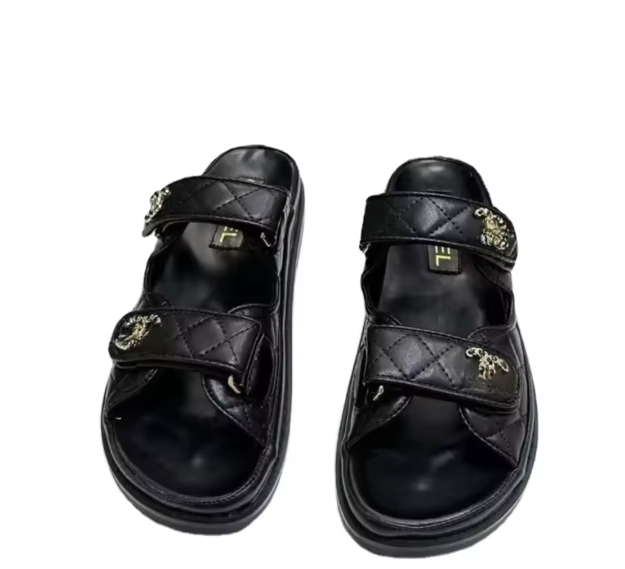 Designer Open Beach Sandals Early Spring Fashion Breathable Lightweight Leather Metal Buckle Luxury Sandals